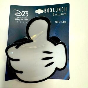 NWT. Disney D23 exclusive Boxlunch claw hair clip. sold at the d23 expo.
